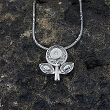 Valkokultainen riipus timanttikoru