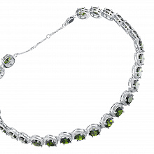 Valkokultainen kaulakoru timanttikoru ja joissa on kromidiopsideja