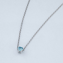 Valkokultainen riipus jossa kasvanut timantti