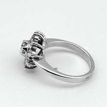 Valkokultainen sormus timanttikoru