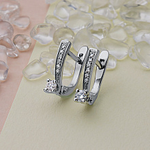 Valkokultainen korvakoru timanttikoru