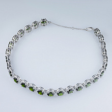 Valkokultainen kaulakoru timanttikoru ja joissa on kromidiopsideja