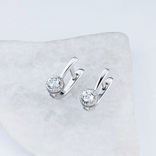 Valkokultainen korvakoru timanttikoru