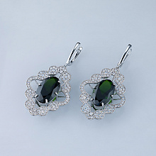 Korvakoru timanttikoru ja joissa on kromidiopsideja