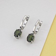 Hopeinen korvakoru joissa on kromidiopsideja