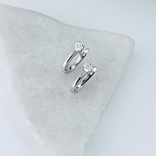 Valkokultainen korvakoru timanttikoru