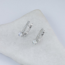 Valkokultainen korvakoru timanttikoru