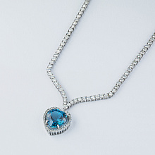 Kaulakoru timanttikoru ja topaasin kanssa