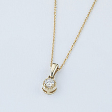 Keltakultainen riipus timanttikoru