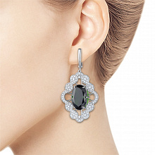 Korvakoru timanttikoru ja joissa on kromidiopsideja