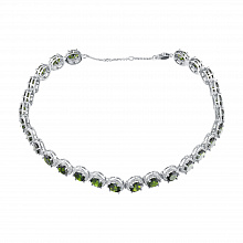 Valkokultainen kaulakoru timanttikoru ja joissa on kromidiopsideja