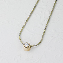 Keltakultainen riipus timanttikoru