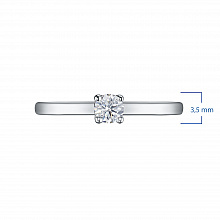 Hopeinen sormus jossa kasvanut timantti