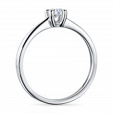 Hopeinen sormus jossa kasvanut timantti