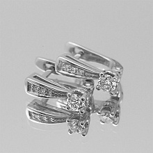 Valkokultainen korvakoru timanttikoru