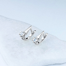 Valkokultainen korvakoru timanttikoru