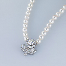 Valkokultainen kaulakoru timanttikoru