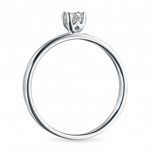 Hopeinen sormus jossa kasvanut timantti