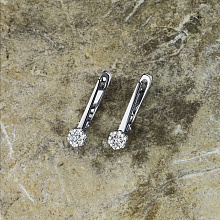 Valkokultainen korvakoru timanttikoru