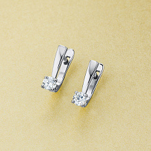 Valkokultainen korvakoru timanttikoru