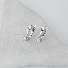 Valkokultainen korvakoru timanttikoru