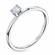 Hopeinen sormus jossa kasvanut timantti