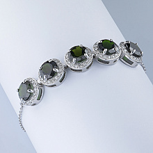 Valkokultainen rannekoru joissa on kromidiopsideja ja timanttikoru