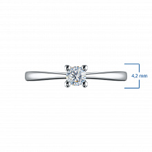 Hopeinen sormus jossa kasvanut timantti