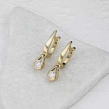 Keltakultainen korvakoru timanttikoru