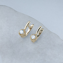 Keltakultainen korvakoru timanttikoru