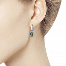 Hopeinen korvakoru joissa on kromidiopsideja