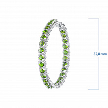 Valkokultainen korvakoru timanttikoru ja joissa on kromidiopsideja