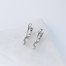 Valkokultainen korvakoru timanttikoru