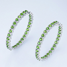 Valkokultainen korvakoru timanttikoru ja joissa on kromidiopsideja