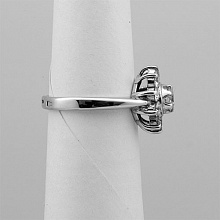 Valkokultainen sormus timanttikoru