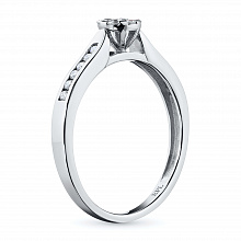 Valkokultainen sormus timanttikoru