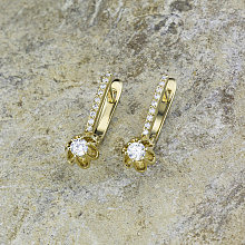 Keltakultainen korvakoru timanttikoru