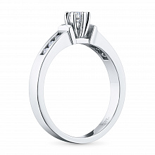 Valkokultainen sormus timanttikoru