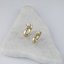 Keltakultainen korvakoru timanttikoru