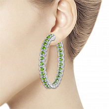 Valkokultainen korvakoru timanttikoru ja joissa on kromidiopsideja